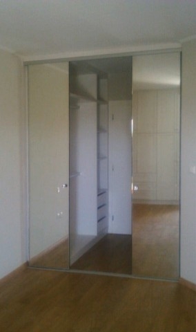 δίφυλλη συρόμενη ντουλάπα με καθρέπτη