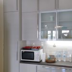 ντουλαπάκια κουζίνας μελαμίνης με επένδυση τζάμι