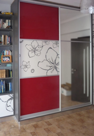 δίφυλλη συρόμενη ντουλάπα μελαμίνης με ένα φύλλο καθρέπτη και ένα κόκκινο με στάμπα λουλούδια
