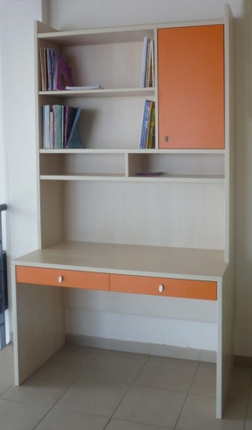 παιδικό γραφείο απλό με ντουλάπι και ράφια