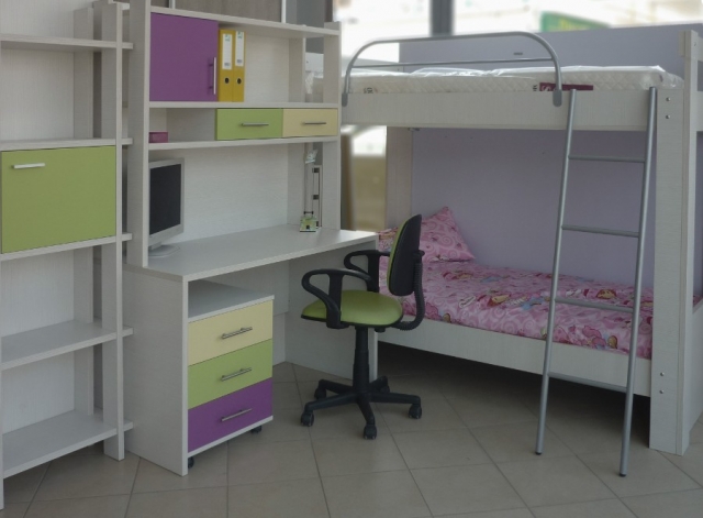παιδικό γραφείο με ενσωματωμένη βιβλιοθήκη