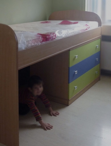 παιδικό κρεβάτι υπερυψωμένο με συρταριέρα