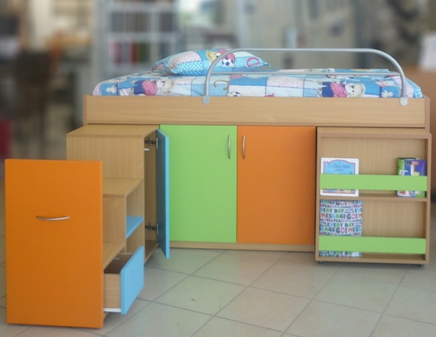 υπερυψωμένο παιδικό κρεβατάκι με ντουλάπια και ράφια πορτοκαλί πράσινο