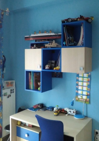 παιδικό γραφείο με βιβλιοθήκη μπλε και χρώμα του ξύλου