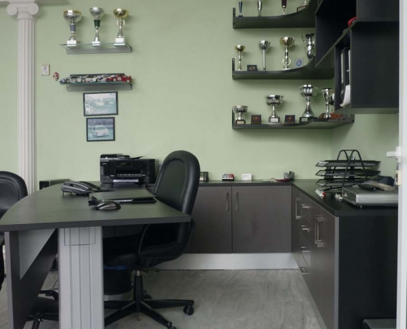 μαύρο έπιπλο γραφείου με ντουλάπια και ράφια