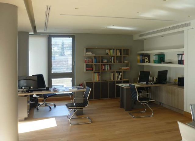 γκρί ανοιχτό ξύλινα γραφεία με ράφια και βιβλιοθήκη